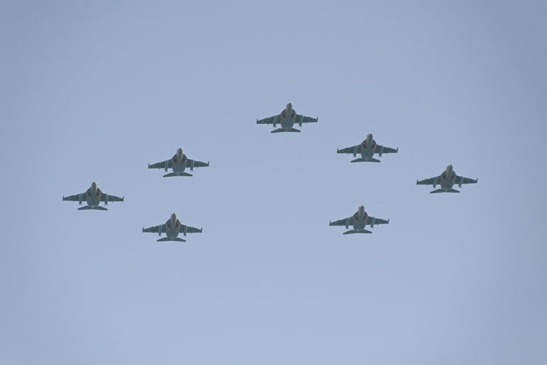 الاستعراض العسكري الذي أقيم في عيد استقلال الجزائر الرئيس الجزائري وقائد الجيش خلال الاستعراض العسكري