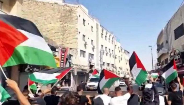 فلسطينيينشباب يرفعون أعلام فلسطين في القدس - أرشيفية بالقدس-أرشيفية