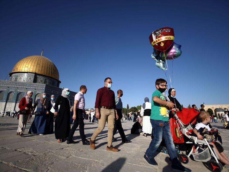 شباب يرفعون أعلام فلسطين في القدس - أرشيفية