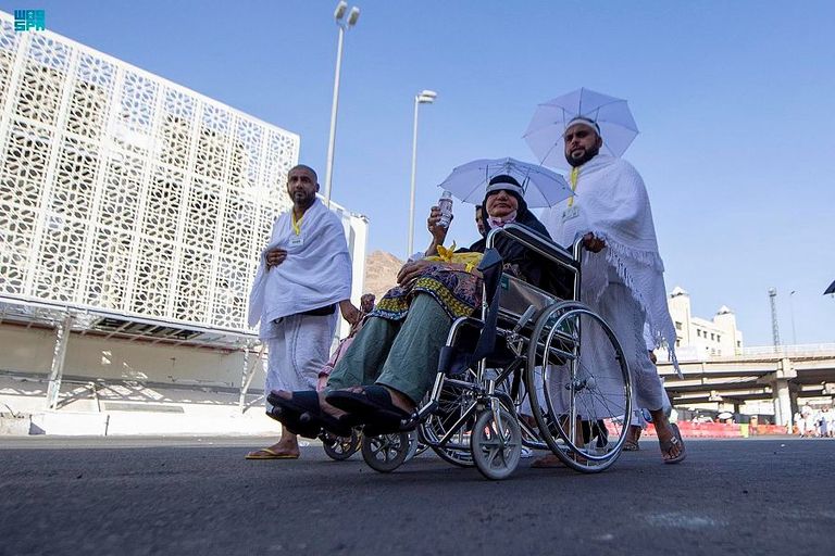 حجاج بيت الله الحرام يؤدون الصلاة حول الكعبة المشرفة