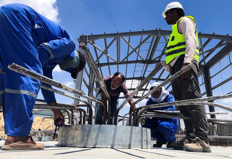 أعمال البناء في المنطقة الصناعية التي تشيدها مصر بالقرب من قناة السويس وشرق بورسعيد - رويترز منظر عام لإنشاء منطقة صناعية بالقرب من قناة السويس وشرق بورسعيد - رويترز