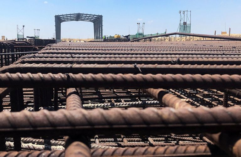 أعمال البناء في المنطقة الصناعية التي تشيدها مصر بالقرب من قناة السويس وشرق بورسعيد - رويترز منظر عام لإنشاء منطقة صناعية بالقرب من قناة السويس وشرق بورسعيد - رويترز