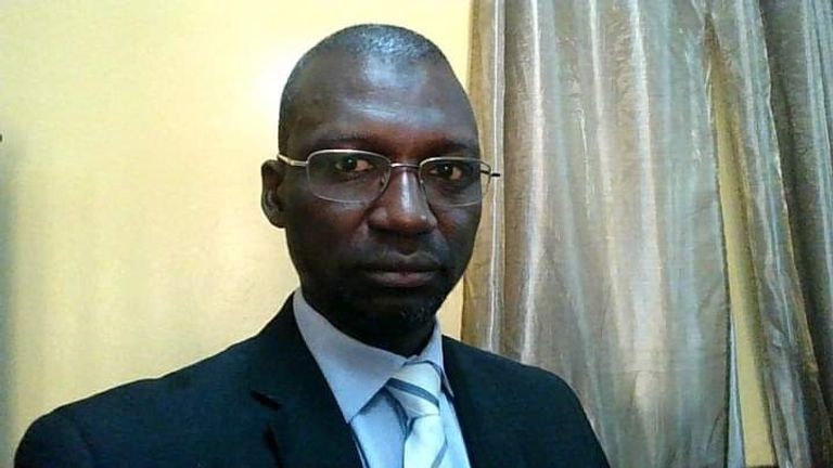 الطالب المصطفى محمد إنجيه يحمل جائزته