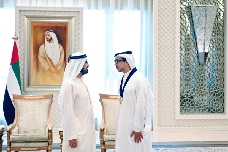 الشيخ محمد بن راشد آل مكتوم يتوسط الفائزين بمؤشر التوازن بين الجنسين