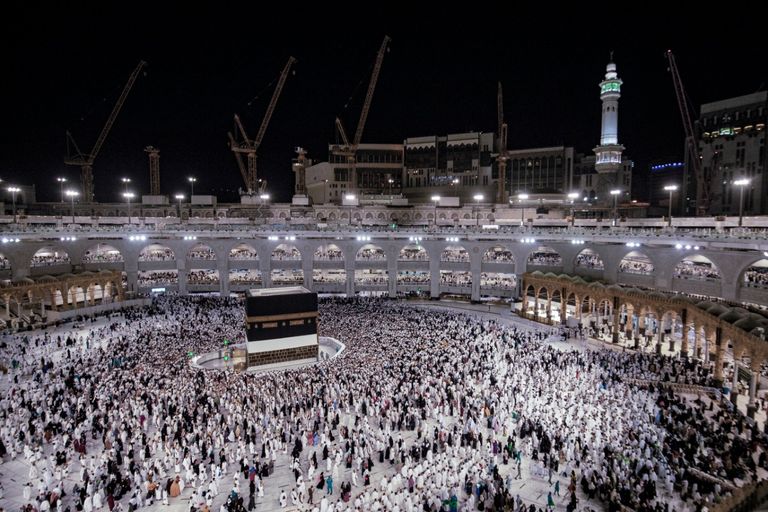 نساء يؤدين مناسك الحج