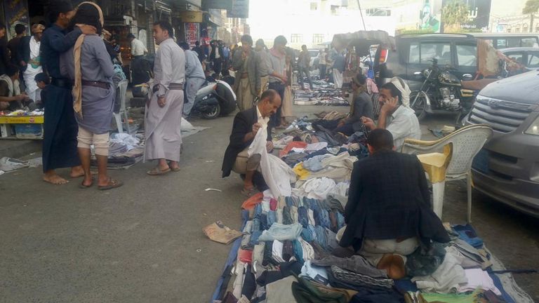 أحد أسواق الملابس المستعملة في عدن