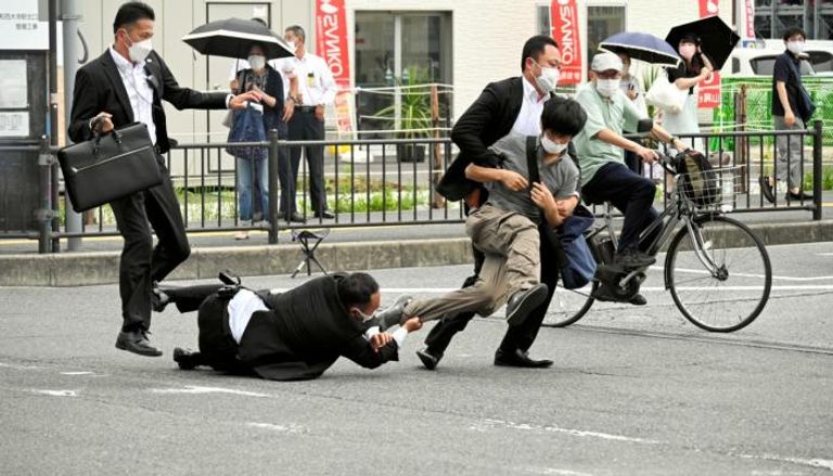 توقيف المتهم بقتل رئيس وزراء اليابان الأسبق