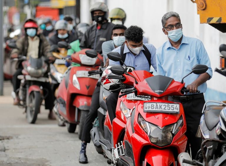 احتجاجات في سريلانكا بسبب نقص الوقود أزمة الوقود تشتعل في سريلانكا