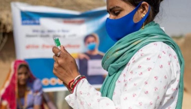 ممرضة تعد لقاحا ضد كورونا في راجستان بالهند