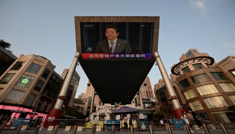 شاشة تظهر شينزو آبي في بكين (أ ف ب)