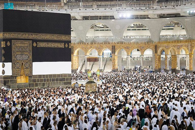 حجاج يؤدون طواف الإفاضة