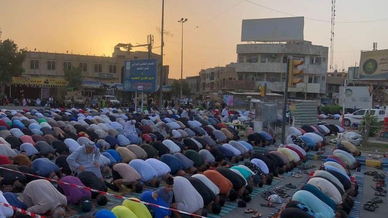 عراقيون يقيمون صلاة عيد الأضحى عند مرقد وجامع أبي حنيفة النعمان