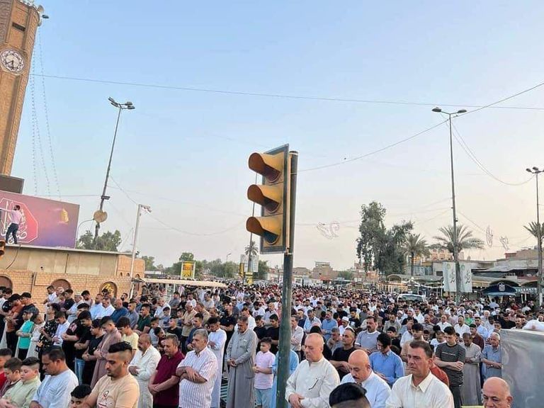 عراقيون يقيمون صلاة عيد الأضحى عند مرقد وجامع أبي حنيفة النعمان