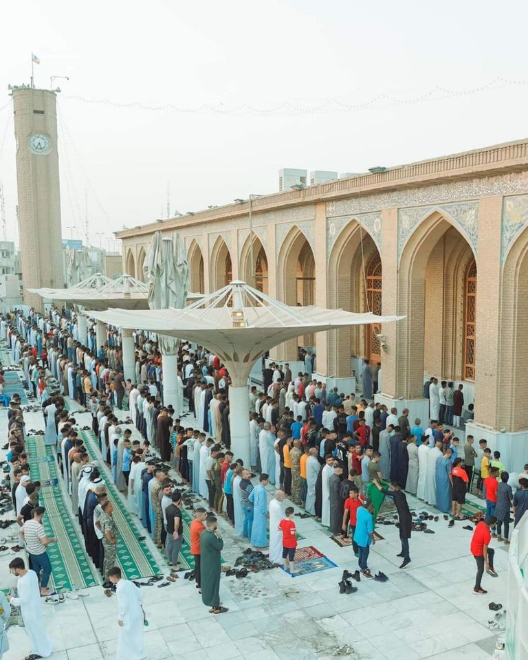 عراقيون يقيمون صلاة عيد الأضحى عند مرقد وجامع أبي حنيفة النعمان