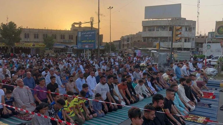 عراقيون يقيمون صلاة عيد الأضحى عند مرقد وجامع أبي حنيفة النعمان