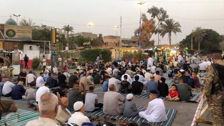 عراقيون يقيمون صلاة عيد الأضحى عند مرقد وجامع أبي حنيفة النعمان