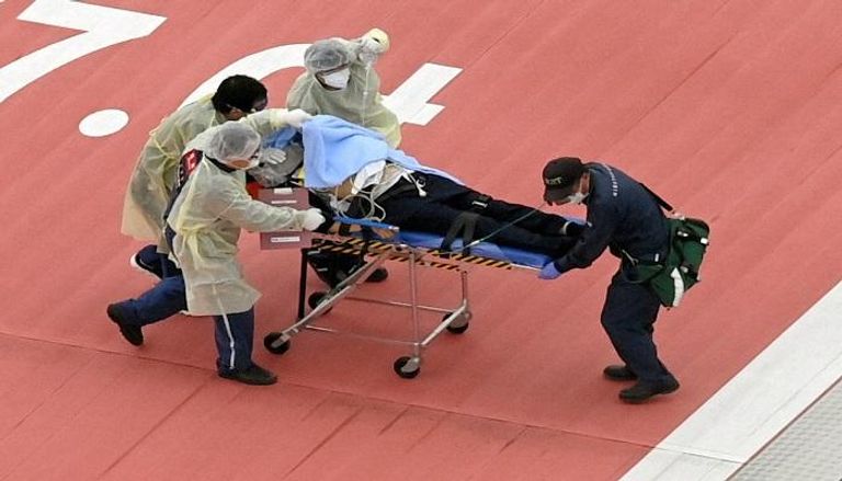 لحظة نقل شينزو آبي إلى المستشفى عقب الحادث