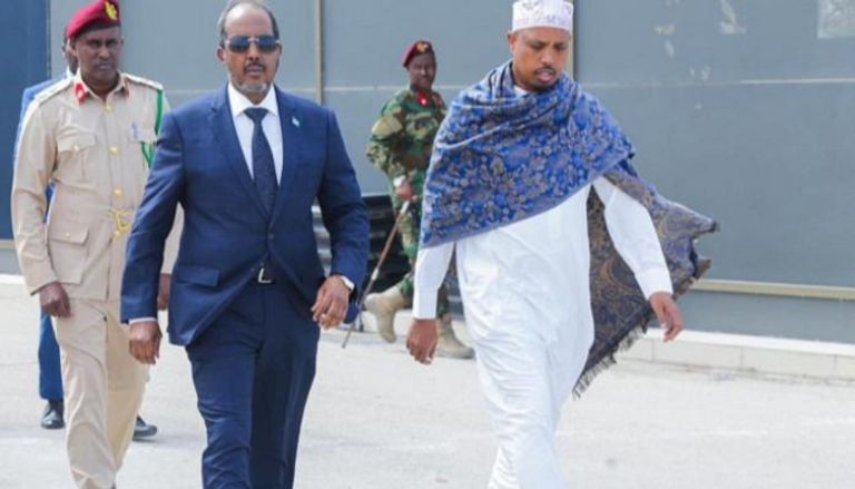 الرئيس الصومالي يغادر البلاد متوجها إلى إريتريا
