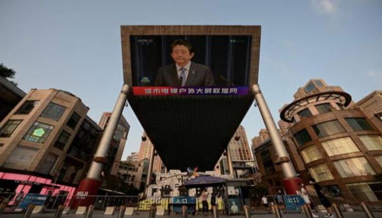 شاشة تظهر شينزو آبي في بكين - أ.ف.ب