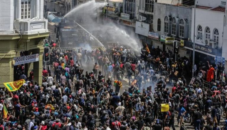 قوات الأمن تطلق قنابل الغاز لفض الاحتجاجات في كولومبو