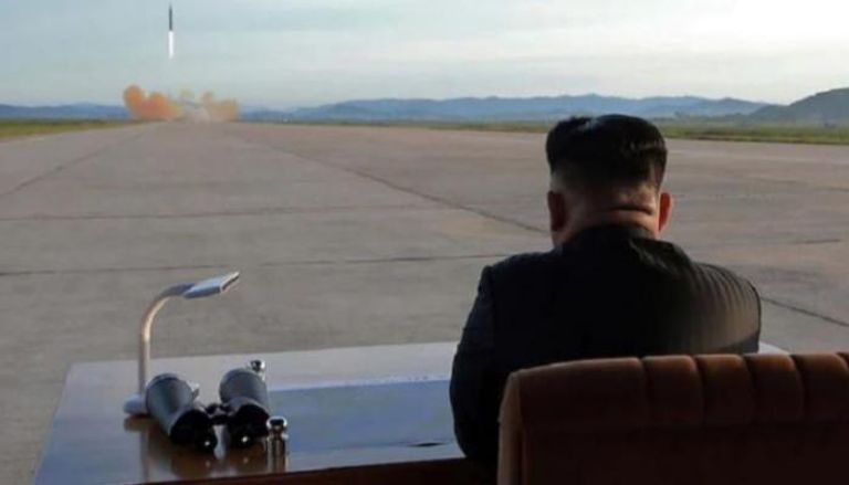 زعيم كوريا الشمالية كيم جونج أون يشهد تجربة صاروخية