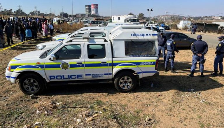 قوات الأمن في جنوب أفريقيا في موقع حادث إطلاق نار جماعي