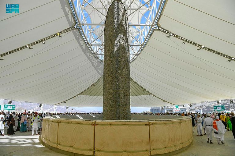 الحجاج يرمون الجمرات 