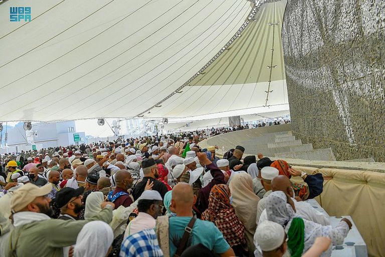 الحجاج يرمون الجمرات 