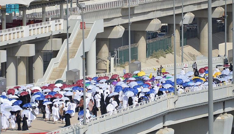 الحجاج يرمون الجمرات 