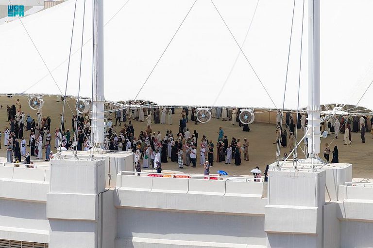 الحجاج أثناء رمي الجمرات