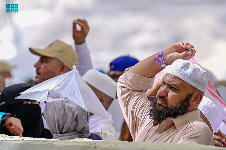 الحجاج أثناء رمي الجمرات