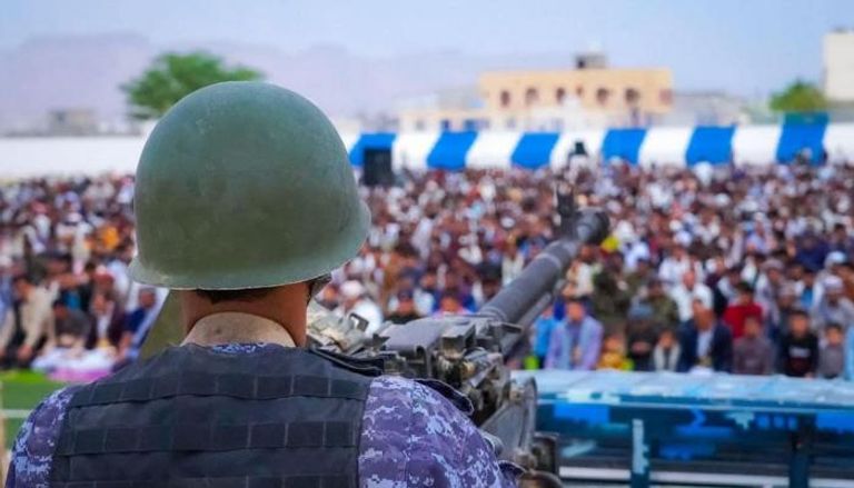 جندي يحرس جموع المصلين خلال يوم العيد في شبوة اليمنية