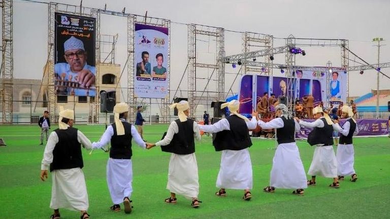 جندي يحرس جموع المصلين خلال يوم العيد في شبوة اليمنية