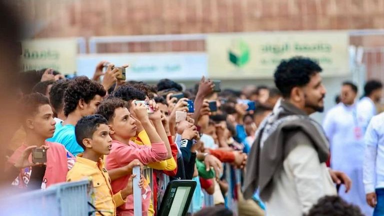 جندي يحرس جموع المصلين خلال يوم العيد في شبوة اليمنية