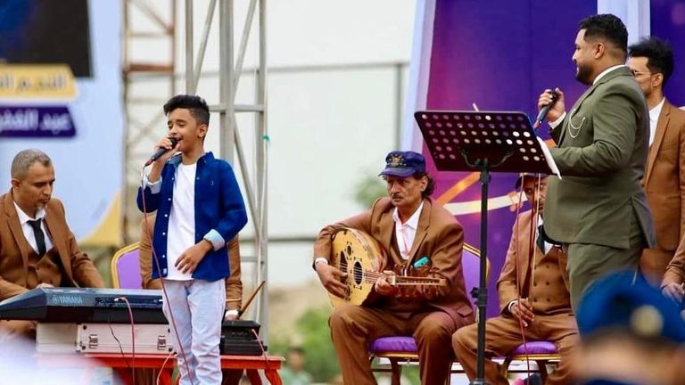 جندي يحرس جموع المصلين خلال يوم العيد في شبوة اليمنية