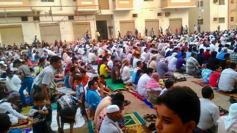 جندي يحرس جموع المصلين خلال يوم العيد في شبوة اليمنية