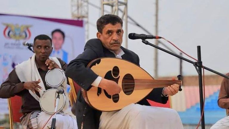 جندي يحرس جموع المصلين خلال يوم العيد في شبوة اليمنية