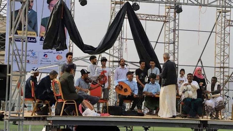 جندي يحرس جموع المصلين خلال يوم العيد في شبوة اليمنية