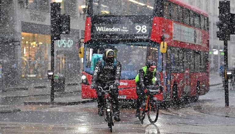حافلة تسير في شوارع لندن أثناء تساقط الثلوج - أ ف ب