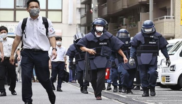 عناصر من الشرطة اليابانية في موقع اغتيال شينزو
