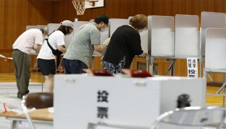 يابانيون يدلون بأصواتهم في الانتخابات - أرشيفية