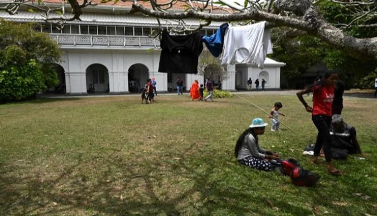 أحد المتظاهرين قام بتجفيف ملابسه في حديقة مجلس وزراء سريلانكا