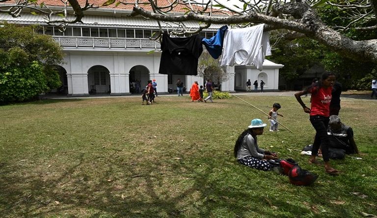 أحد المتظاهرين قام بتجفيف ملابسه في حديقة مجلس وزراء سريلانكا