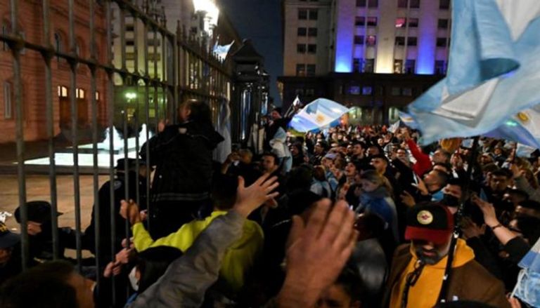 احتجاجات أمام القصر الرئاسي بالأرجنتين