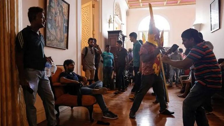 محتجون داخل غرفة الرئيس بالقصر الرئاسي محتجون في سريلانكا داخل حمام سباحة الرئيس الهارب