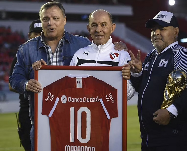 بوشيني في المنتصف لجوار مارادونا بيليه وجارينشيا أسطورتا منتخب البرازيل