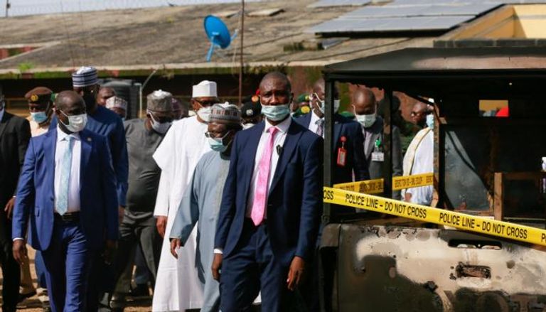 الرئيس النيجيري محمد بخاري يتفقد سجن كوجي