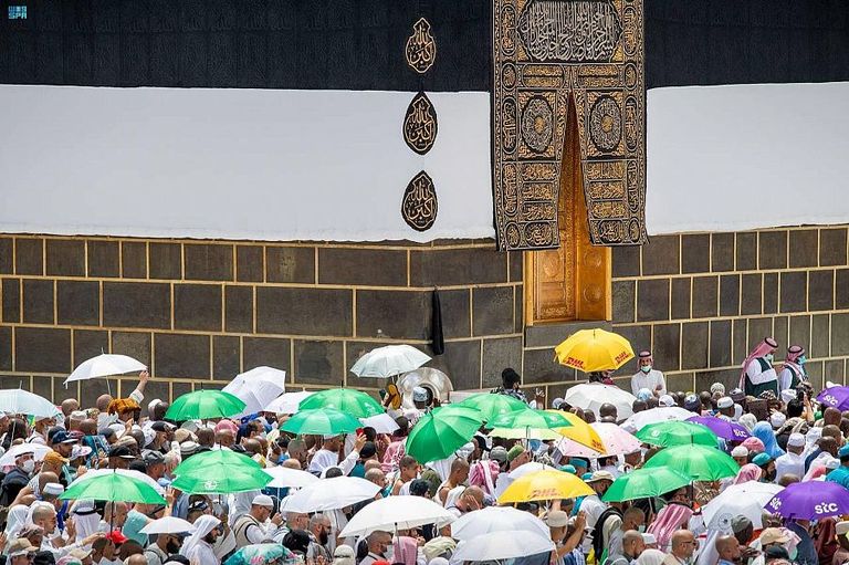 حجاج بيت الله الحرام أثناء طواف الوداع