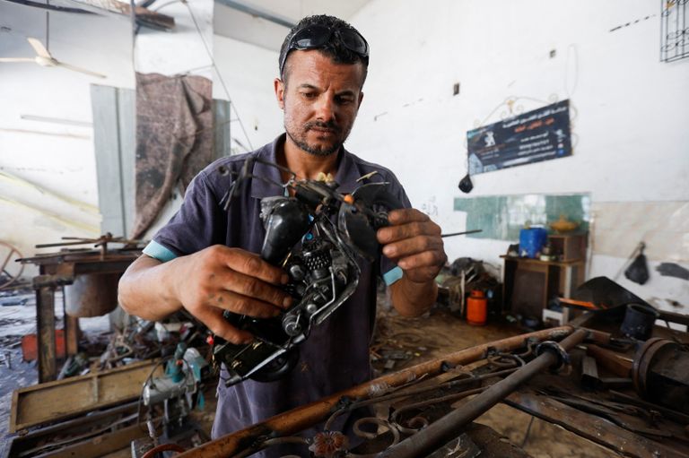 فاخر حمد مع إحدى أعماله