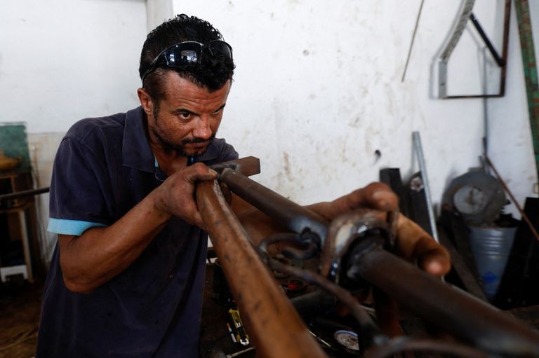 فاخر حمد مع إحدى أعماله